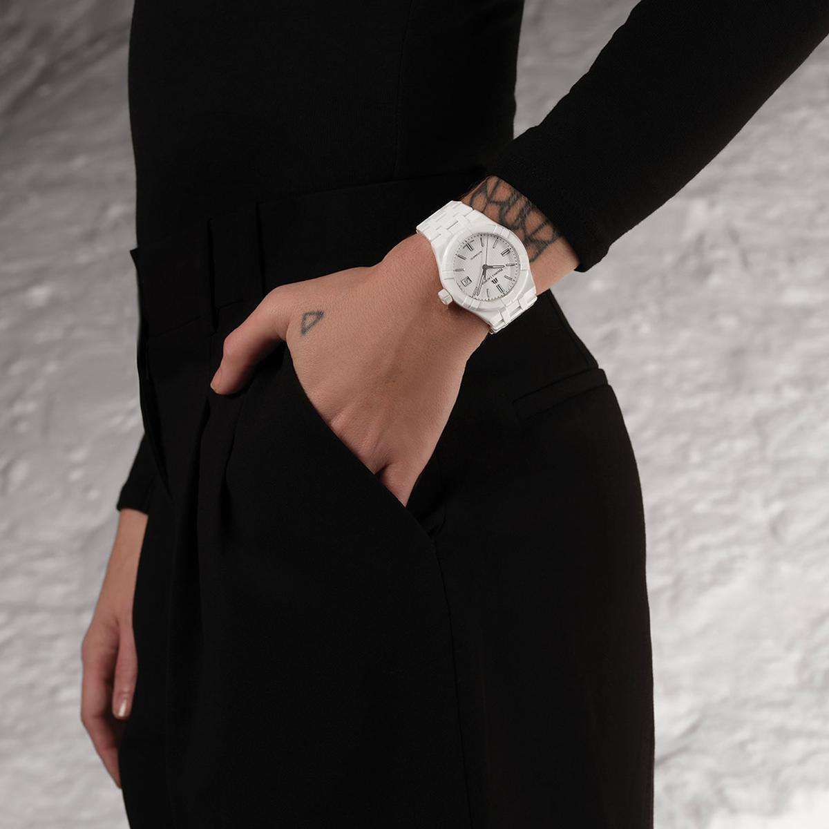 CERAMIC WHITE, WHITE, INDEX RHODIED AIKON AUTOMATIC CERAMIC 39MM